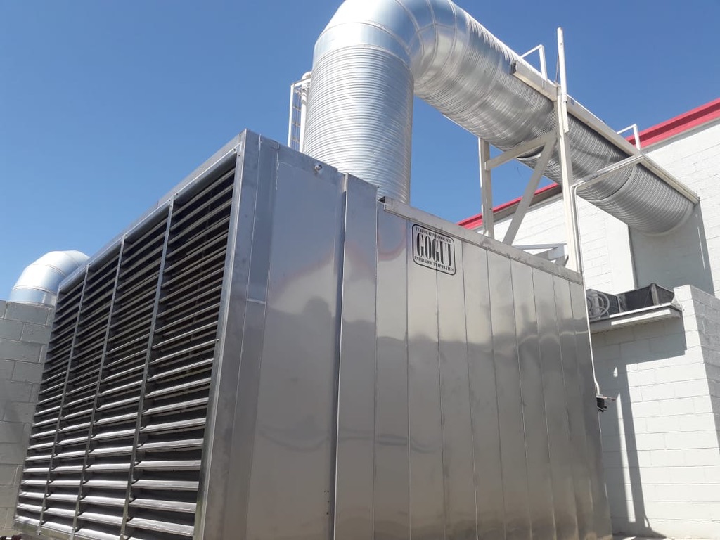 Sistema evaporativo Gogui conectado a ductos de distribución en una planta industrial