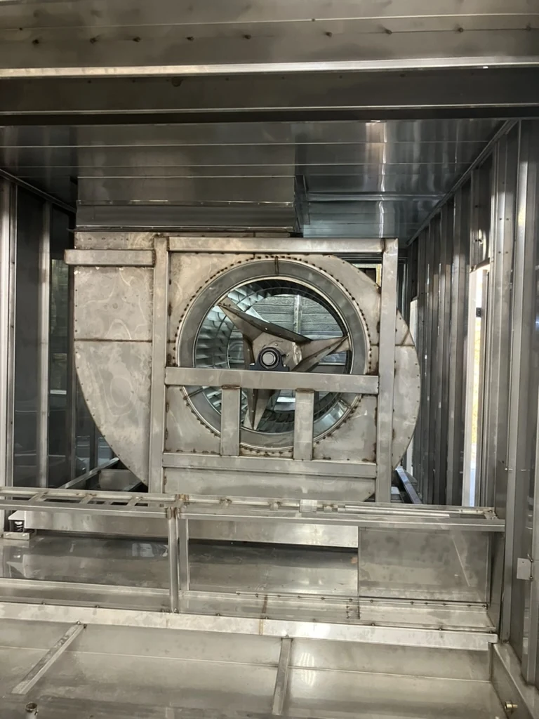 Interior de un gabinete industrial con estructura y conjunto de ventilación