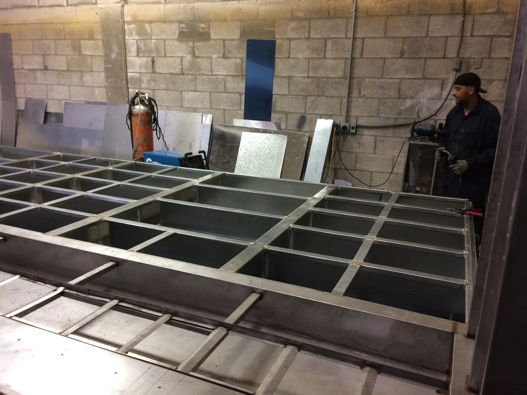 Fabricación de una estructura metálica para un equipo industrial en el taller Gogui
