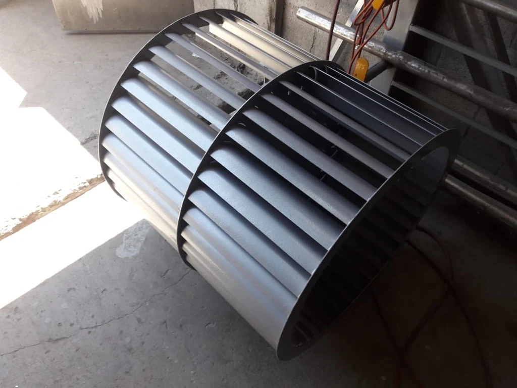 Turbina centrífuga de álabes metálicos durante su fabricación en el taller Gogui