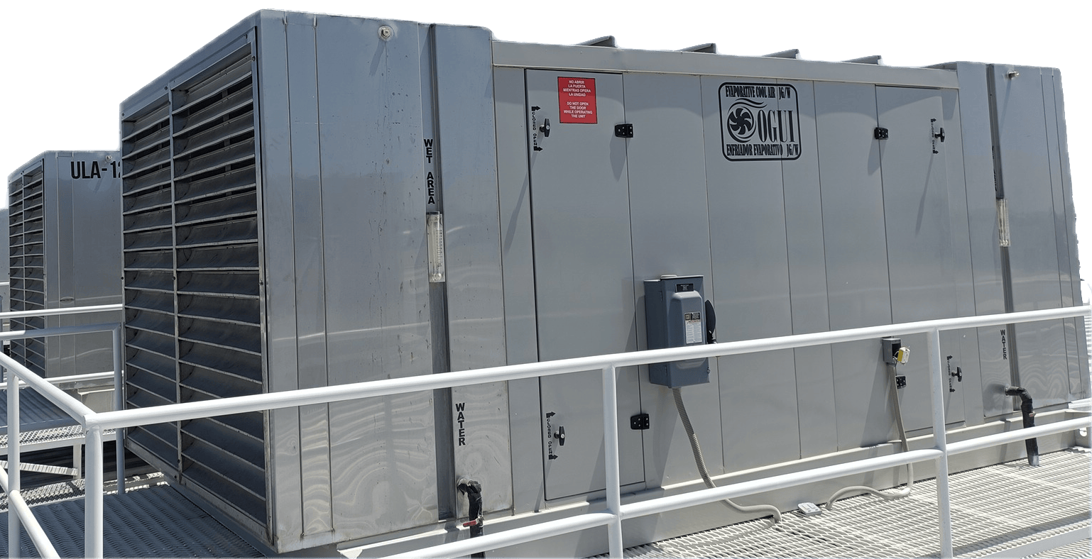 Equipo evaporativo industrial Gogui instalado en una azotea, con acceso por pasarela