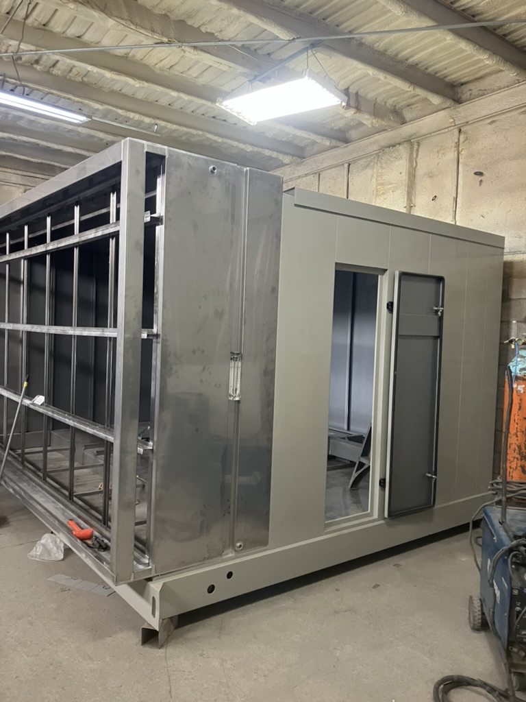 Equipo evaporativo industrial con panel de acceso abierto en el taller