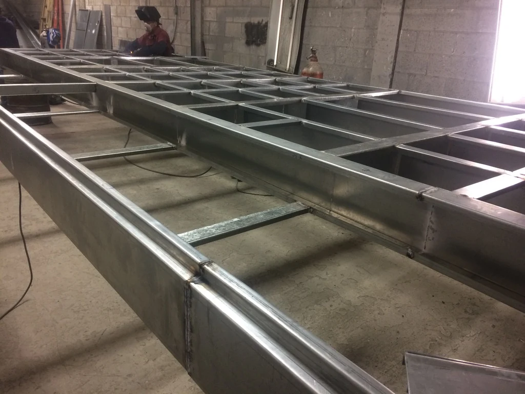 Fabricación y soldadura de una estructura metálica para un equipo industrial en el taller Gogui