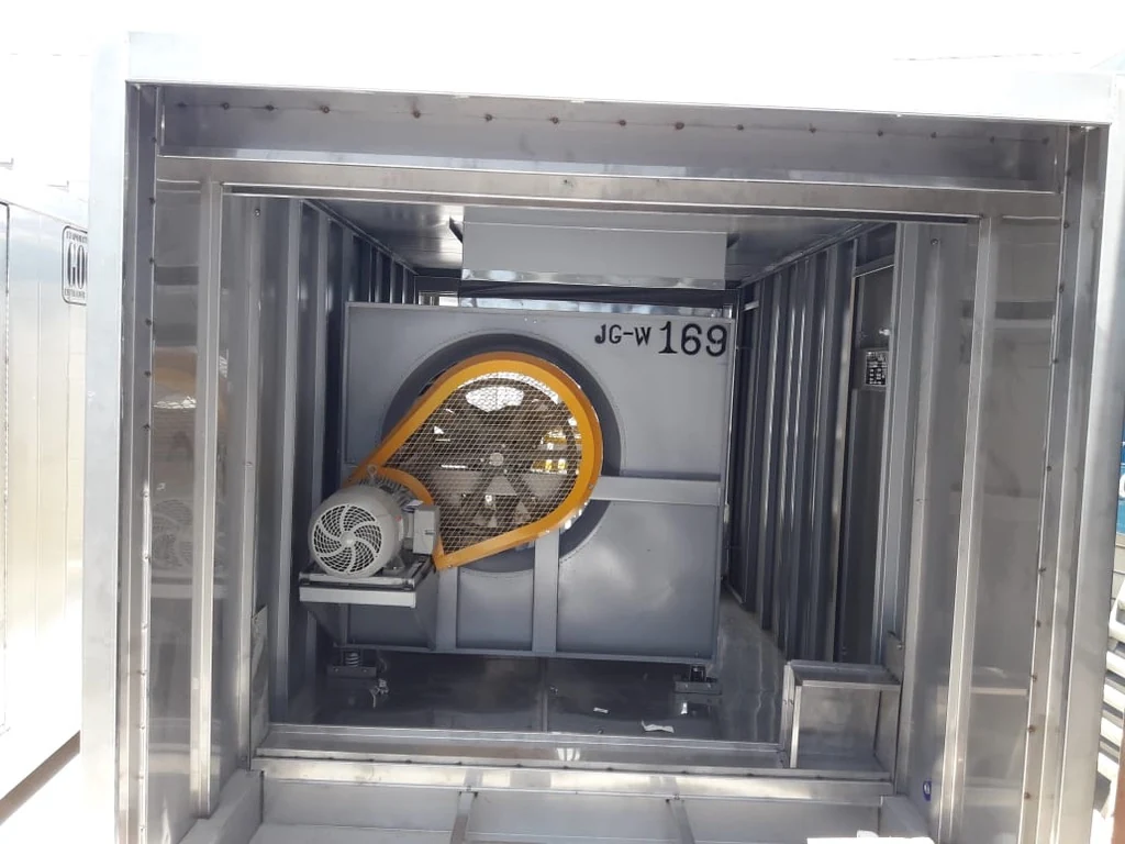 Interior de un equipo Gogui con acceso a motor, transmisión y ventilador