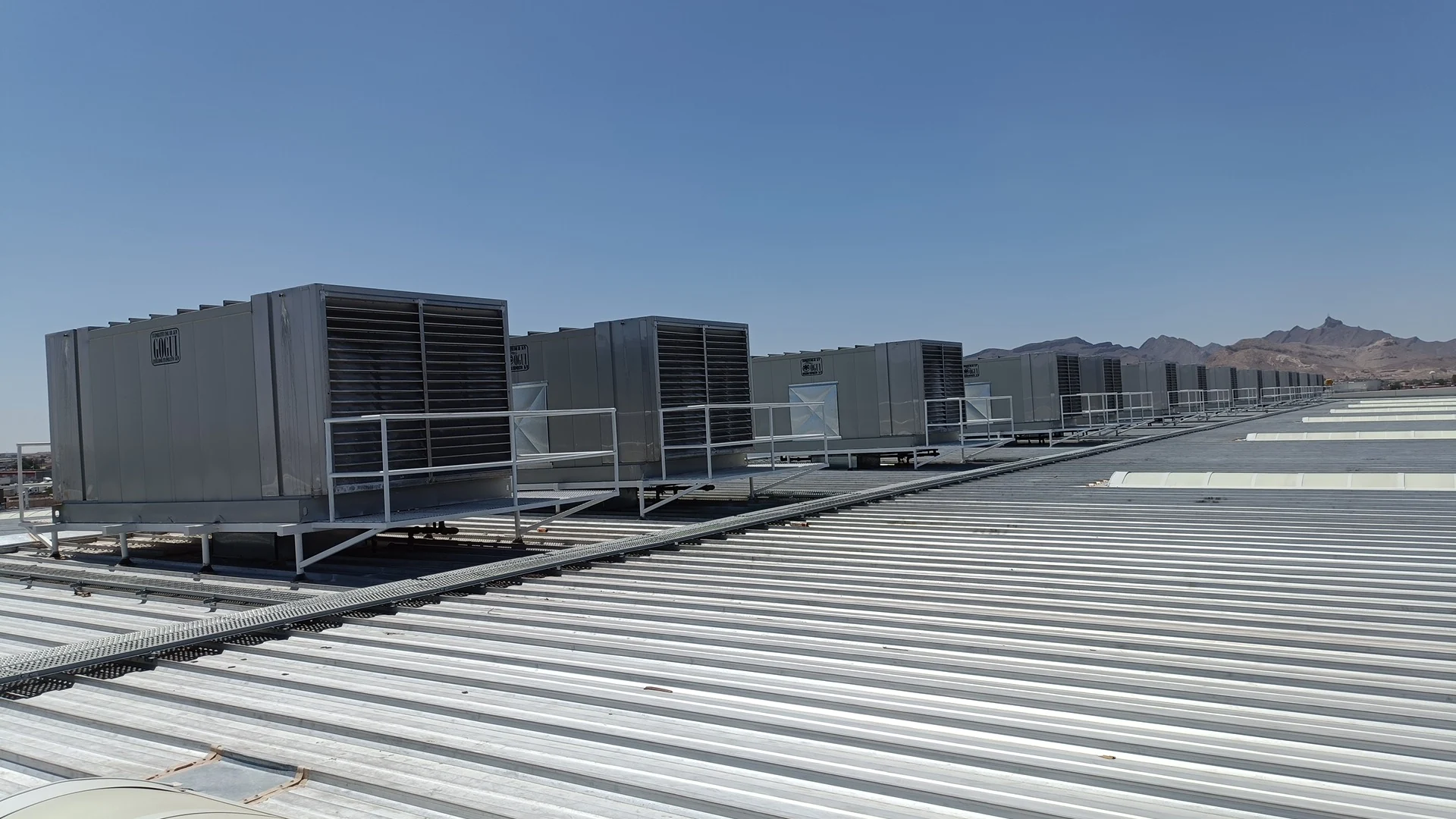 Línea de equipos evaporativos Gogui instalados en la azotea de una planta industrial