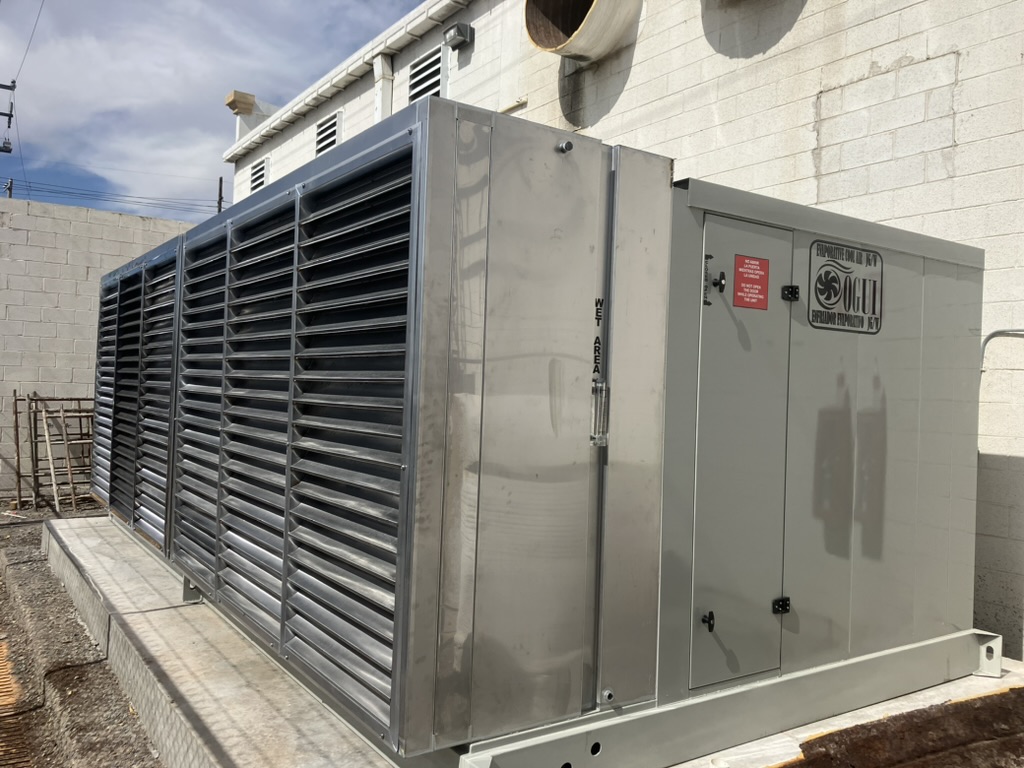 Equipo de enfriamiento evaporativo Gogui instalado junto a una planta industrial